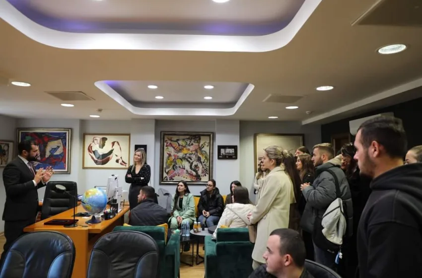  Лога на средба со првата генерација на студентите на Правниот факултет