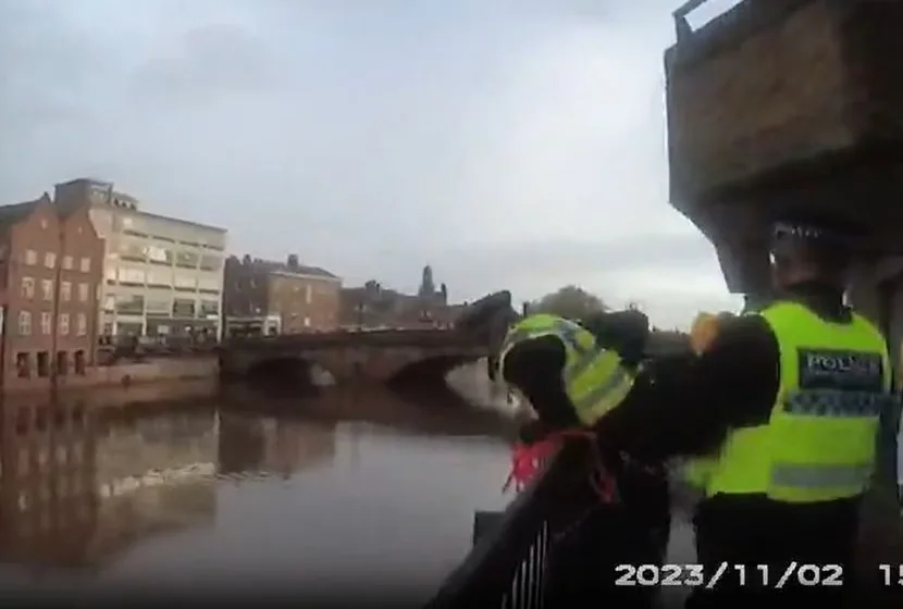 Маж се давел во река, минувачите немо го гледале, а некои од нив правеле и селфи