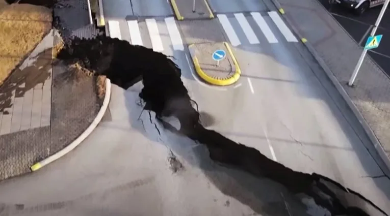  ВИДЕО Исланд чека вулканска ерупција: Во текот на ноќта над 300 земјотреси, градот Гриндавик тоне