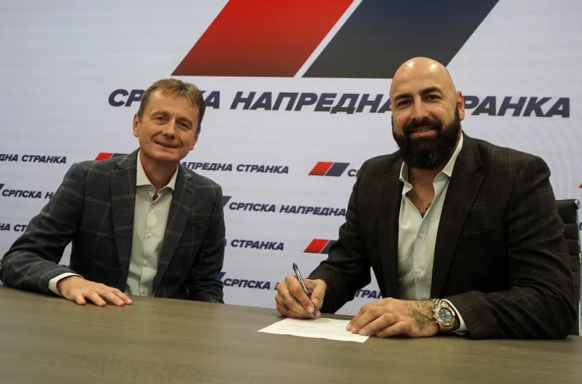  (ФОТО) И ПЕРО АНТИЌ „НАПРЕДЊАК“, ГО ПОДДРЖА СНС: Познатиот кошаркар се потпиша на списокот „Александар Вучиќ – Србија не смее да запре“