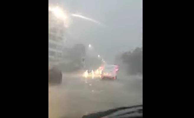 (ВИДЕО) ОТКАЖАНИ ВОЗОВИ, БЛОКИРАНИ ПАТИШТА: Поплави ја зафатија Грција