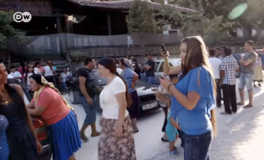  НА БАЛКАНОТ СЕУШТЕ ПОСТОИ ЧУДЕН ПАЗАР – родителите се ценкаат за да ја вдомат малолетната ќерка, а еве што најмногу се цени