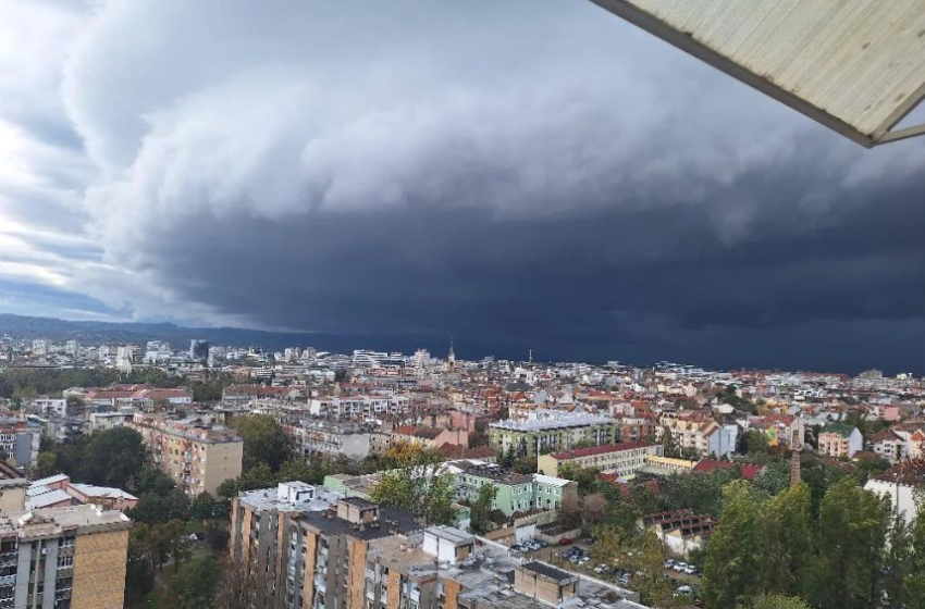 НЕЗАПАМЕТЕНО НЕВРЕМЕ ЈА ПОГОДИ ЗАПАДНА СРБИЈА Ветерот корнеше дрвја и носеше покриви од куќите