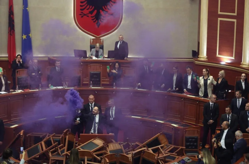  (ВИДЕО) ПРАТЕНИЦИТЕ ПРЕКУ ПРОЗОРЕЦ ВЛЕГОА ВО АЛБАНСКОТО СОБРАНИЕ:  Teнзии и хаос во Тирана