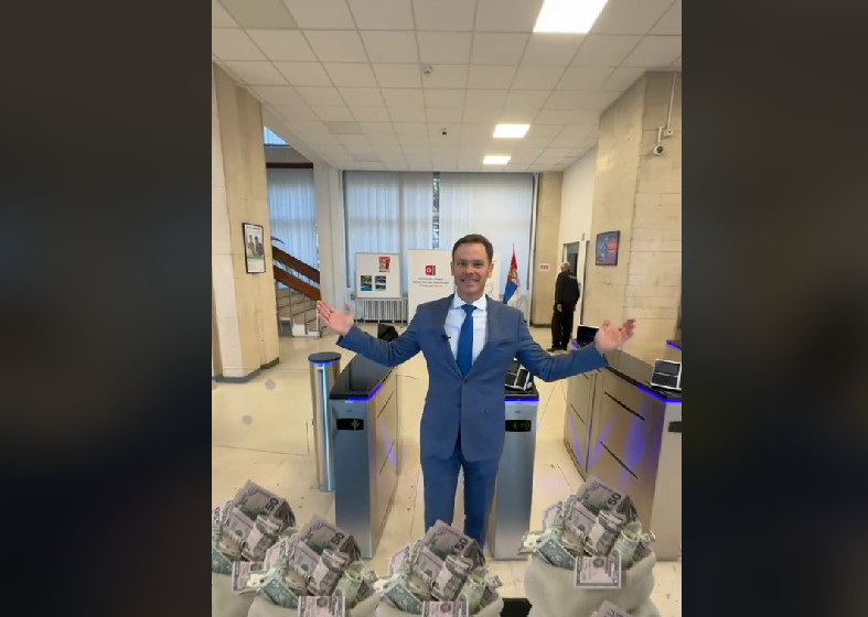  МИНИСТЕРОТ ГИ ОТВОРИ ВРАТИТЕ НА ТРЕЗОРОТ КАДЕ СЕ ЧУВААТ ДРЖАВНИТЕ ПАРИ: Еве ги парите, рече српскиот министер за финансии Мали-„Никогаш немало повеќе“