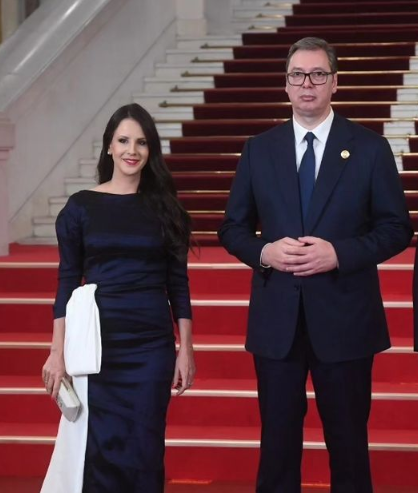 НЕКОГАШ ТВ ЛИЦЕ, ДЕНЕС ПРВА ДАМА: Која е Тама Вучиќ, сопругата на Александар Вучиќ?