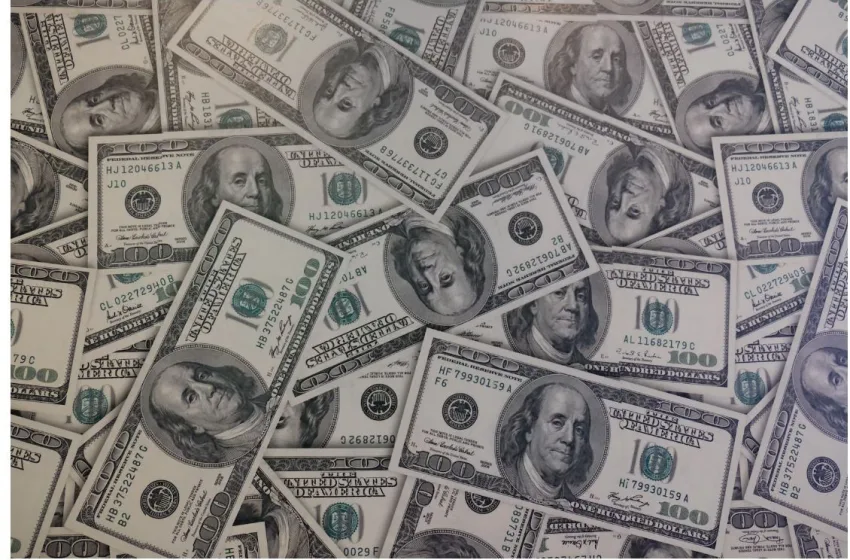  ДОЛАРОТ Е НА НАЈНИСКО НИВО ОД СЕПТЕМВРИ: Американската валута послаба и од еврото и од јуанот