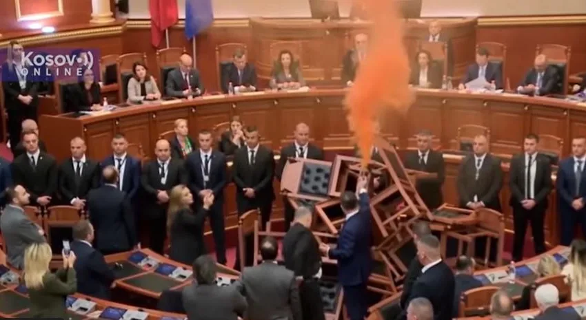  ИНЦИДЕНТ ВО СОБРАНИЕТО НА АЛБАНИЈА: Пратеници активираа димни бомби, ги запалија собраниските клупи (ВИДЕО)