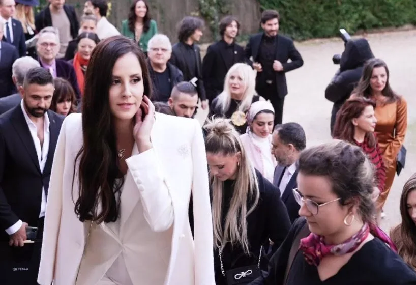  „ПРВАТА ДАМА НА СРБИЈА Е МОДЕН ТРЕНДСЕТЕР, А ВУЧИЌ АПОСТОЛ НА СКРОМНОСТА“: Тамара Вучиќ  живее луксузен живот во сиромашна Србија