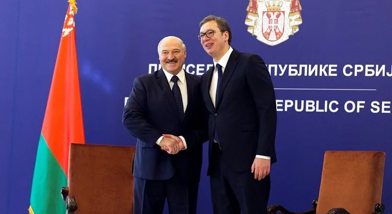 ЛУКАШЕНКО ВЕЛИ СРБИТЕ ЕДНО ЗБОРУВАЛЕ, А ДРУГО ПРАВЕЛЕ: Тие сакаат и да имаат колач и да го изедат