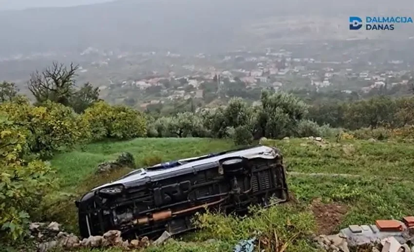 НЕСРЕЌА ВО ХРВАТСКА: Училишно комбе излетало од патот – во него имало деца ВИДЕО