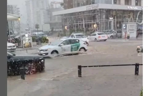  ПОПЛАВИ ВО ЦРНА ГОРА: Има реки на улиците, автомобили во вода (ВИДЕО)