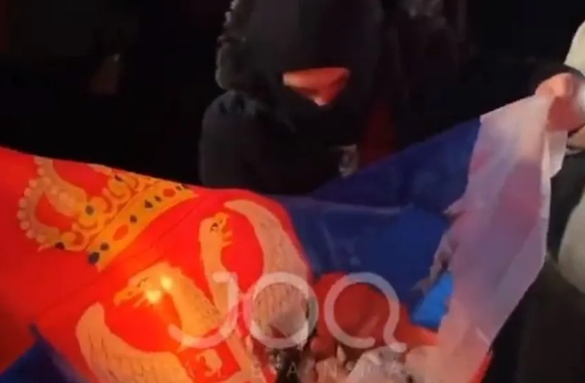  (ВИДЕО) СРБИЈА БАРА ГОНЕЊЕ НА СТОРИТЕЛИТЕ:  Албанци во Тирана го запалија српското знаме