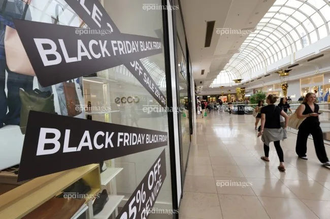 ОБЛЕКА, ОБУВКИ, ТОРБИ, НАКИТ… – еве што најмногу се купува на „Црниот петок“, шопингот може да почне