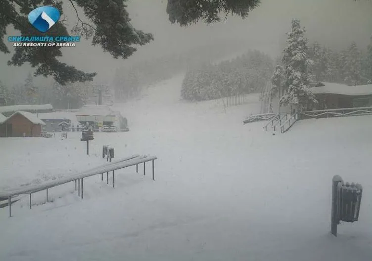  ДЕЛОВИ ОД СРБИЈА БЛОКИРАНИ ОД СНЕГОТ: Некои села останаа без струја (Видео)