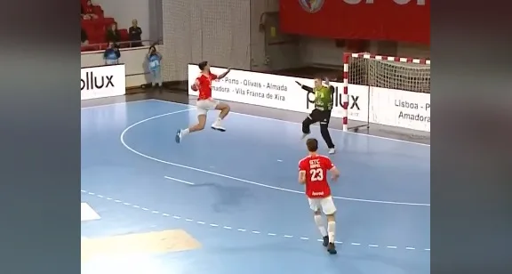  Бенфика постигна еден од најчудните голови во ракометот (ВИДЕО)