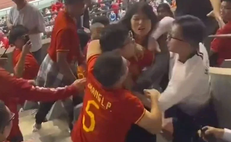 Кинези и Корејци се степаа поради дрес на Сон (ВИДЕО)