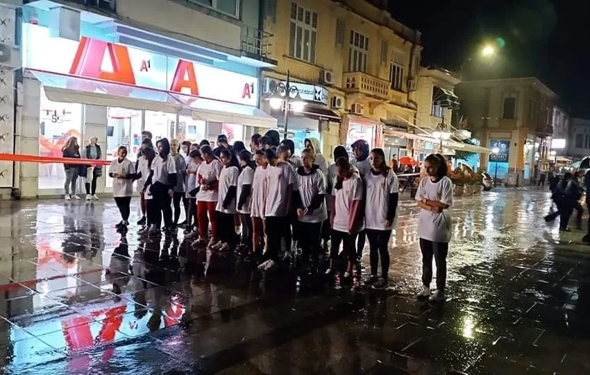  НИ ДОЖДОТ НЕ УСПЕА ДА ГИ ЗАСТАНЕ: Деца ја истрчаа ноќната трка по повод ослободувањето на Битола