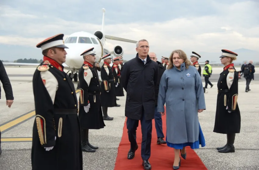 Генералниот секретар на НАТО, Столтенберг пристигна во Скопје – на меѓународниот аеродром го пречека министерката Петровска