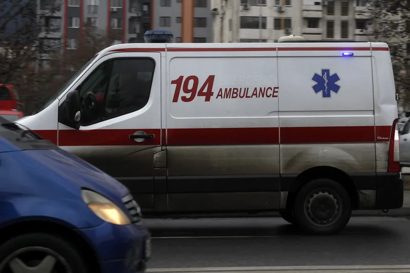  Двајца од повредените во сообраќајката на патот Велес-Извор препратени во Клиничкиот центар во Скопје