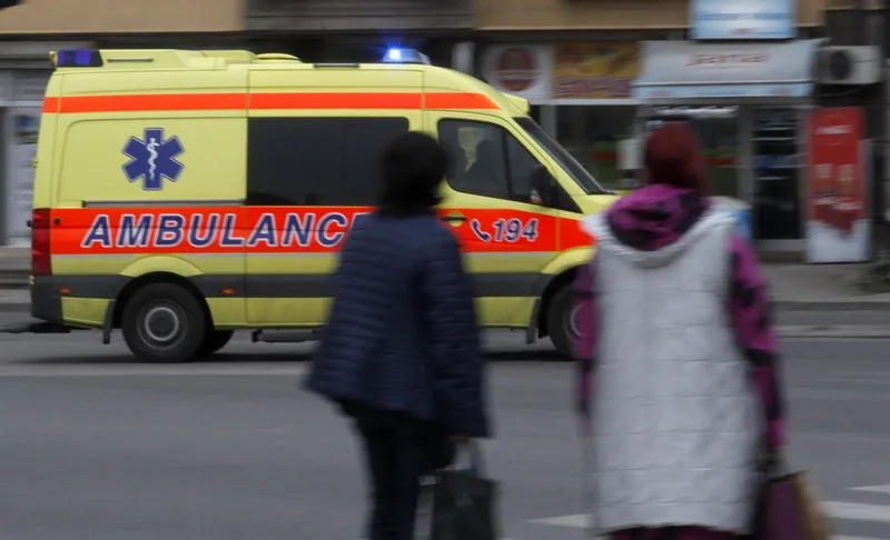 Две лица полесно повредени при удар на локомотива и комбе кај кумановско Лопате