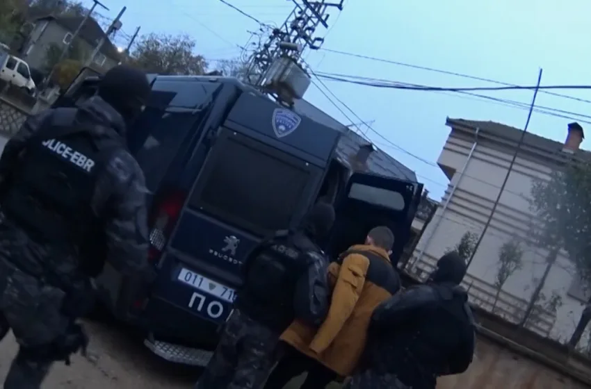  ВИДЕО: Сузбиенa организиранa криминалнa групa инволвиранa во недозволена трговија со дрога и оружје