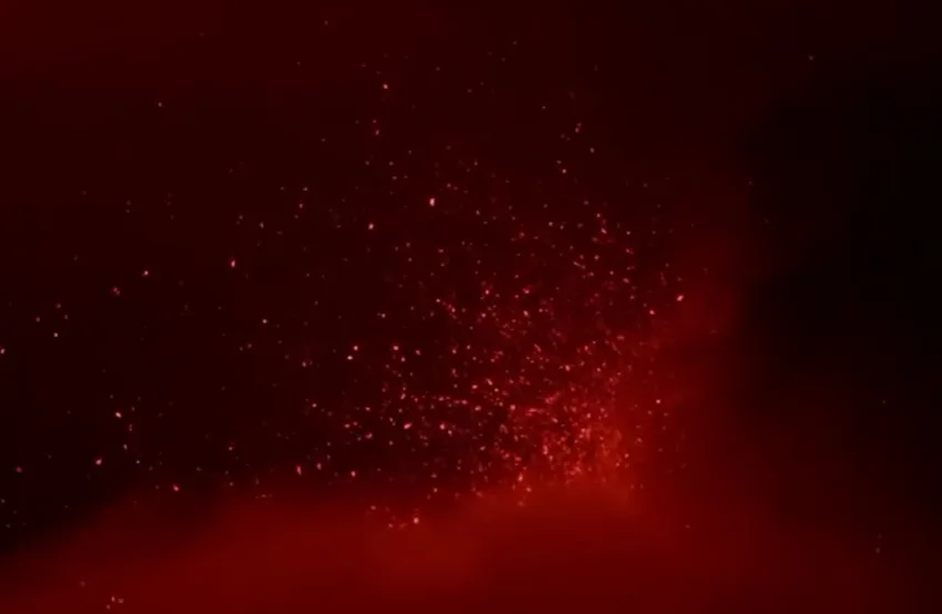  ВИДЕО Апокалиптични сцени од Италија: Еруптира највисокиот вулкан во Европа, Етна му се заканува на аеродромот