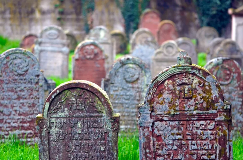  Запалени еврејски гробишта во Виена – на нив нацртани и кукасти крстови