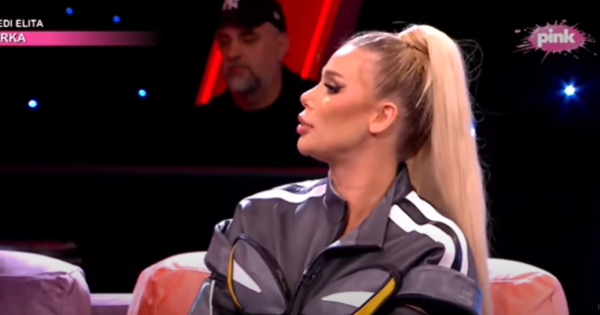  Поранешна членка на Хјурикејн го тужи Јутјуб: Настанал хаос поради нејзиниот корсет кој го носела, мислеле дека е гола