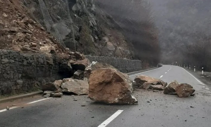 Одрон на патот село Извор-село Иванчишта, сообраќајот по една лента