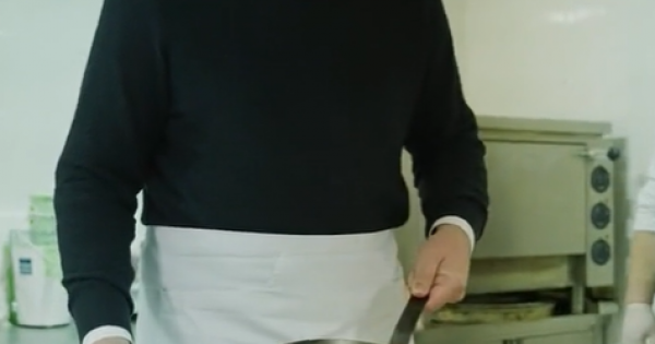  (ВИДЕО) Вучиќ прави палачинки: „Се подготвувам за утрешниот саем на вино“