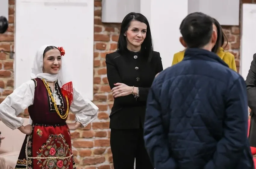Костадиновска-Стојчевска: Вложуваме во едукацијата на младите за фолклорот, чуварот на македонскиот идентитет и традиција