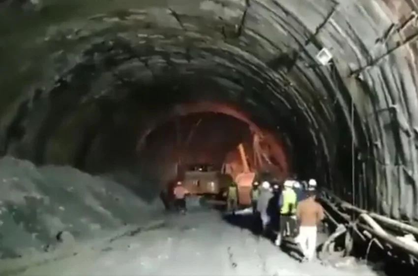  ВИДЕО Се урна тунел во изградба во Индија, затрупани 40 луѓе – сите се живи!