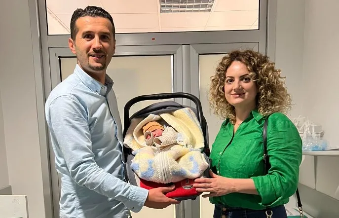 ФОТО: Малиот борец Едон роден со 940 грама, по 77 дена поминати на ГАК си замина дома!