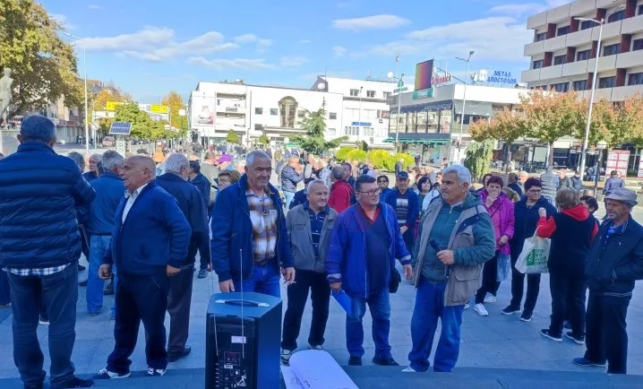 Пензионерите на улица, велат нема отстапување од барањата!
