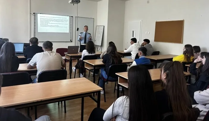  Полицијата им одржи предавање на средношколците: Не возете без возачка дозвола