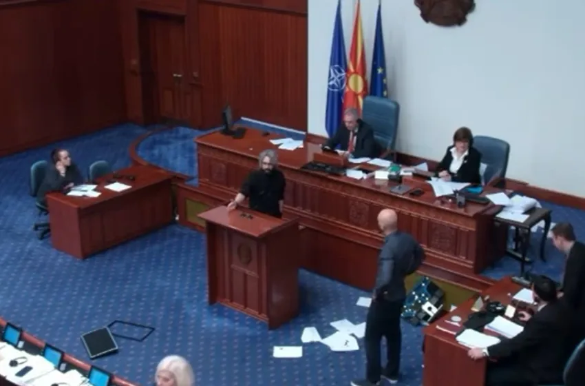 Крмов и Апасиев го прекршија етичкиот кодекс на Собранието – со каква казна може да се соочат?