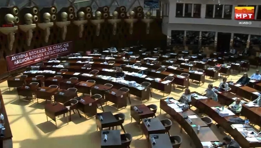  За да не ја види Столтенберг демолирана собраниската сала, седницата утре ќе се одржи под купола