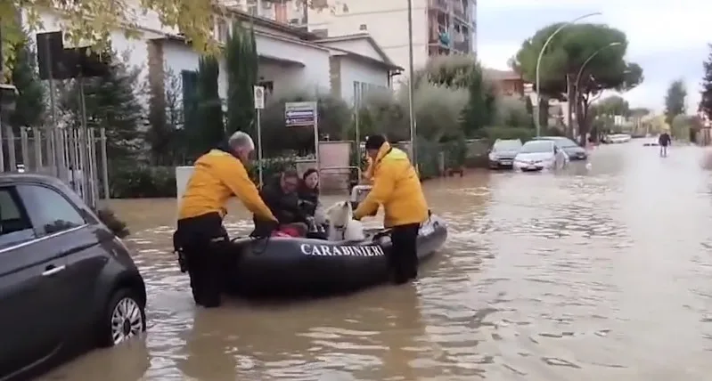 Страшни сцени од невремето: Плимниот бран предизвика проблеми на Јадранот, потопени куќи, бурата Сиаран однесе животи низ Европа