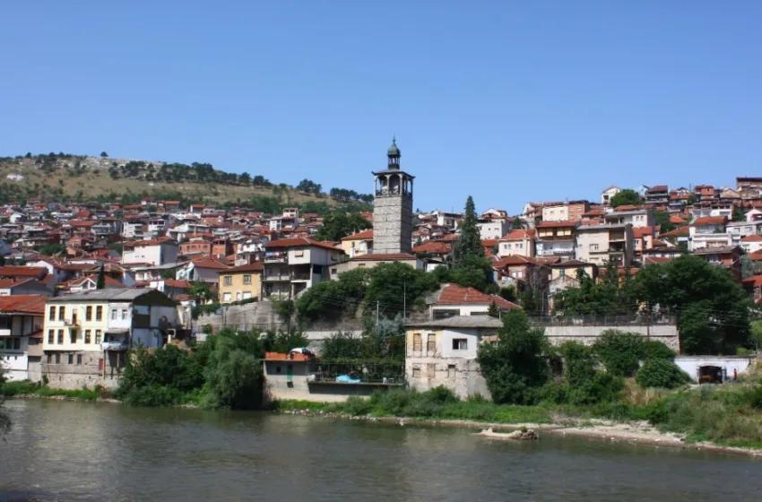 Ученик истакнал знаме на Албанија во училишен двор во Велес, извршен полициски разговор!