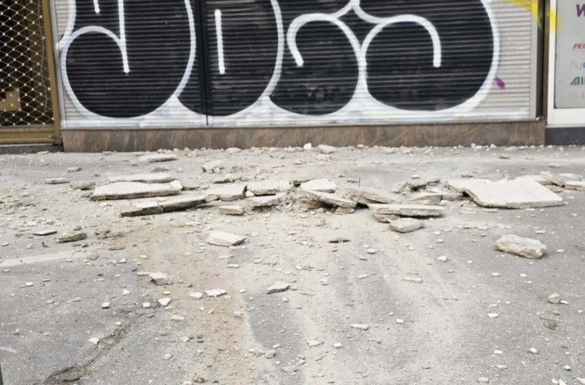 Силен ветер, паднати дрвја и оштетени кровови по невремето во Скопје