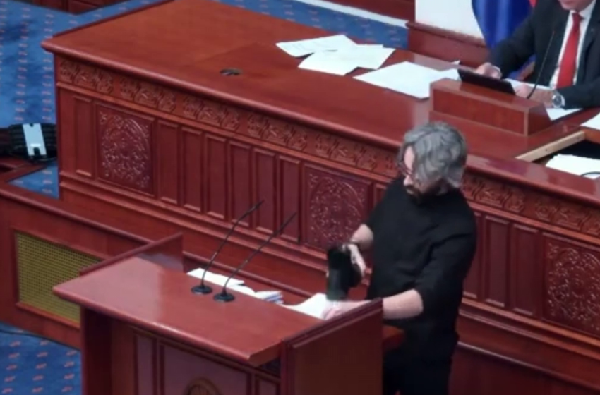  ВИДЕО Апасиев со чевел удира печати на амандманите во Собрание