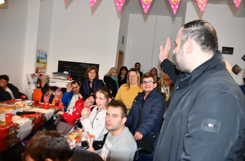  Ѓорѓиевски им подели пакетчиња на децата со посебни потреби