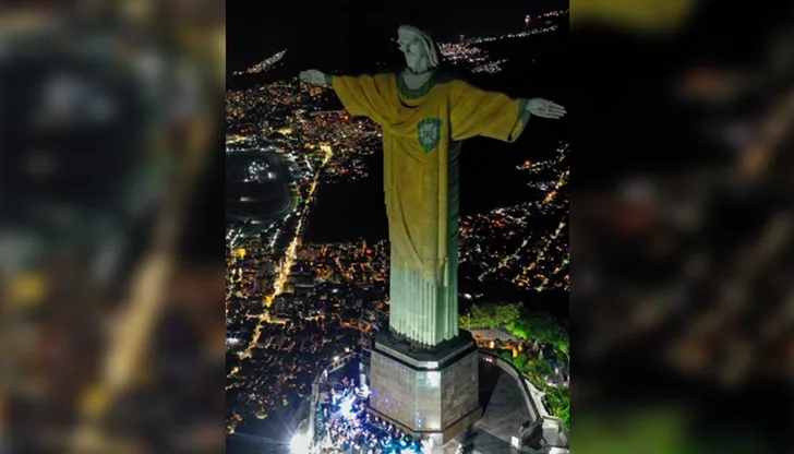  ВО СПОМЕН: Скулптурата на Исус Христос во Рио Де Жанеиро во дресот на Пеле