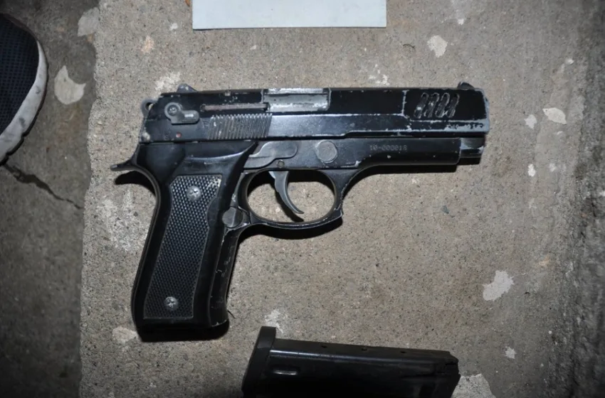 Во двор од основно училиште во Тетово е најден пиштол