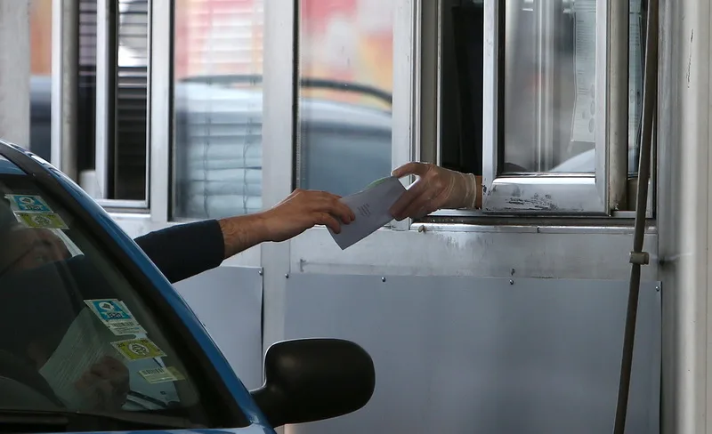  Службеник на граница примил поткуп за да издаде документ за привремен престој