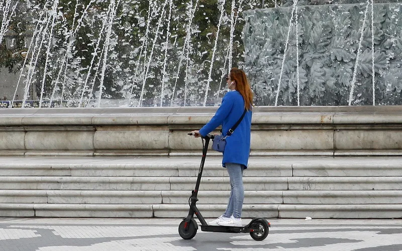  Со автомобил удрил жена на тротинет, па избегал