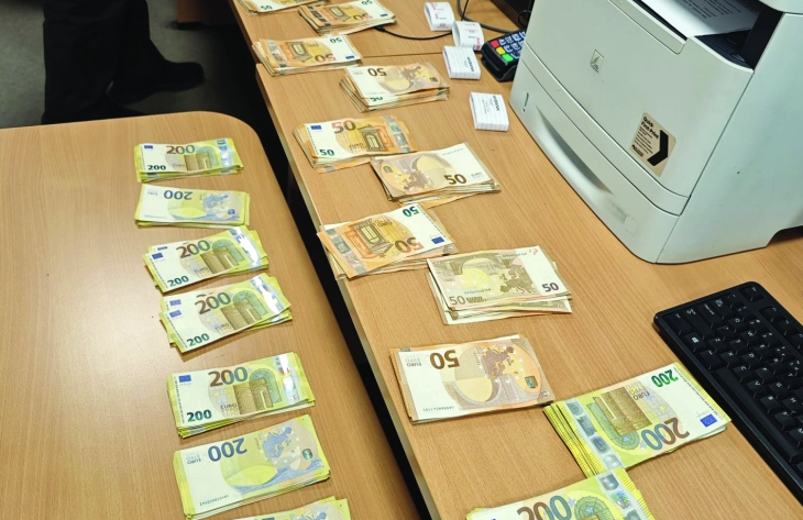 Царината заплени непријавени 50.600 евра на Меѓународниот аеродром Скопје