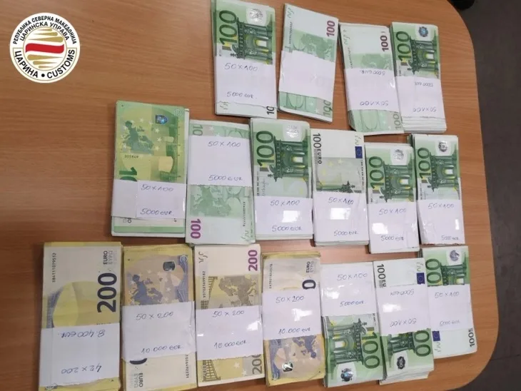  Спречен обид за нелегално внесување девизи, скриени под акумулатор