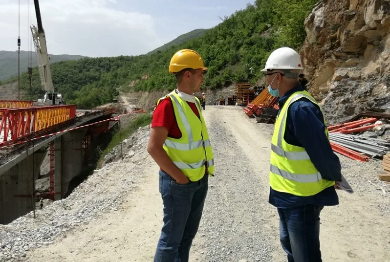 Двајца работници на „Синохидро“ оштетиле кабел на „ЕВН“, корисници од Дебрца без струја